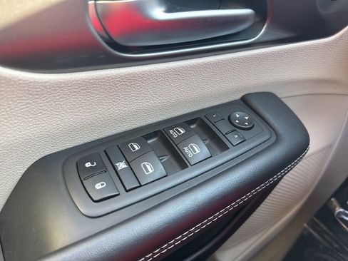 Certified 2024 Chrysler Pacifica Touring-L image 9