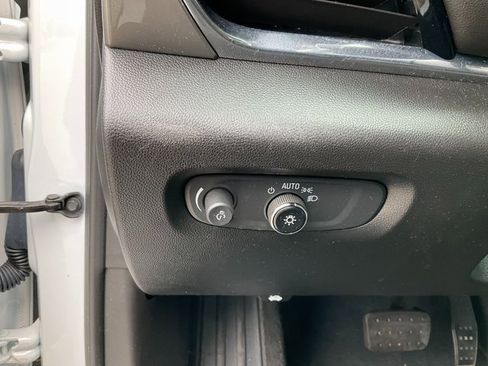 Used 2023 Chevrolet Traverse LT image 9