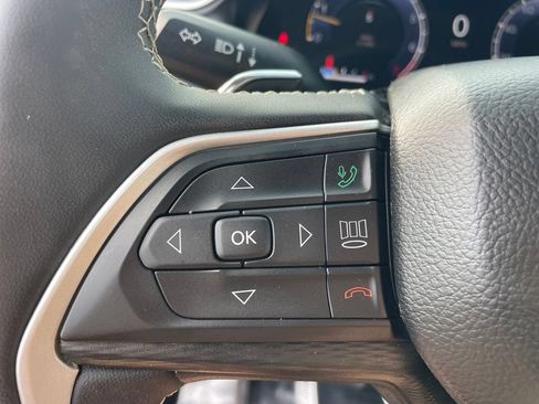 Used 2023 Jeep Grand Cherokee Laredo AWD/4WD image 29