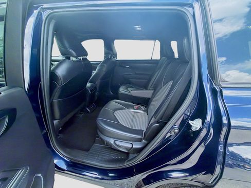 Used 2021 Toyota Highlander XSE FWD image 21