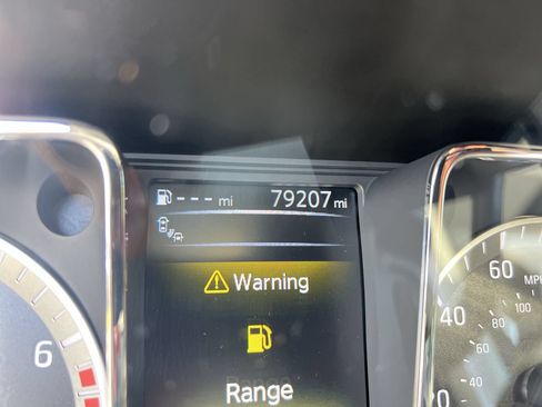 Used 2018 Nissan Titan SV w/ SV Convenience Package AWD/4WD image 22