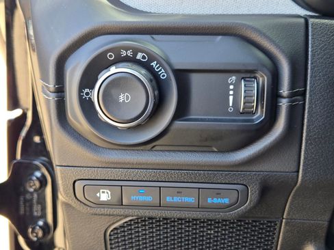 Used 2025 Jeep Wrangler Unlimited Sahara AWD/4WD image 16