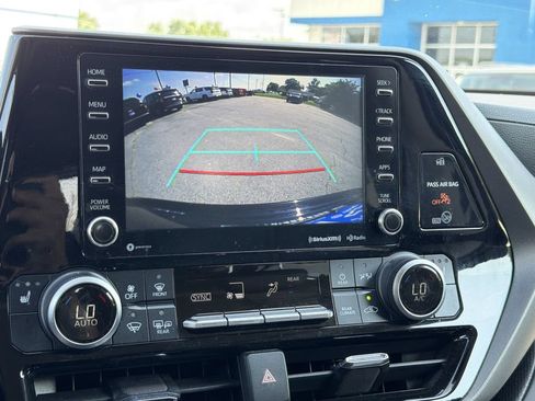 Used 2021 Toyota Highlander XLE AWD/4WD image 19