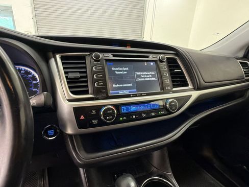 Used 2019 Toyota Highlander SE FWD image 24