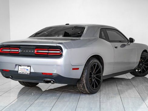 Used 2015 Dodge Challenger SXT image 6