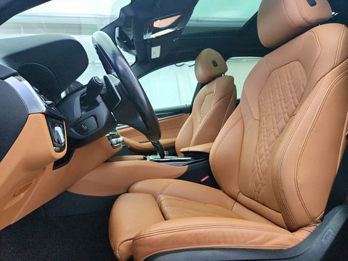 Used 2021 BMW 530i xDrive w/ M Sport Package image 11