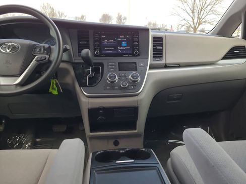 Used 2020 Toyota Sienna LE image 18