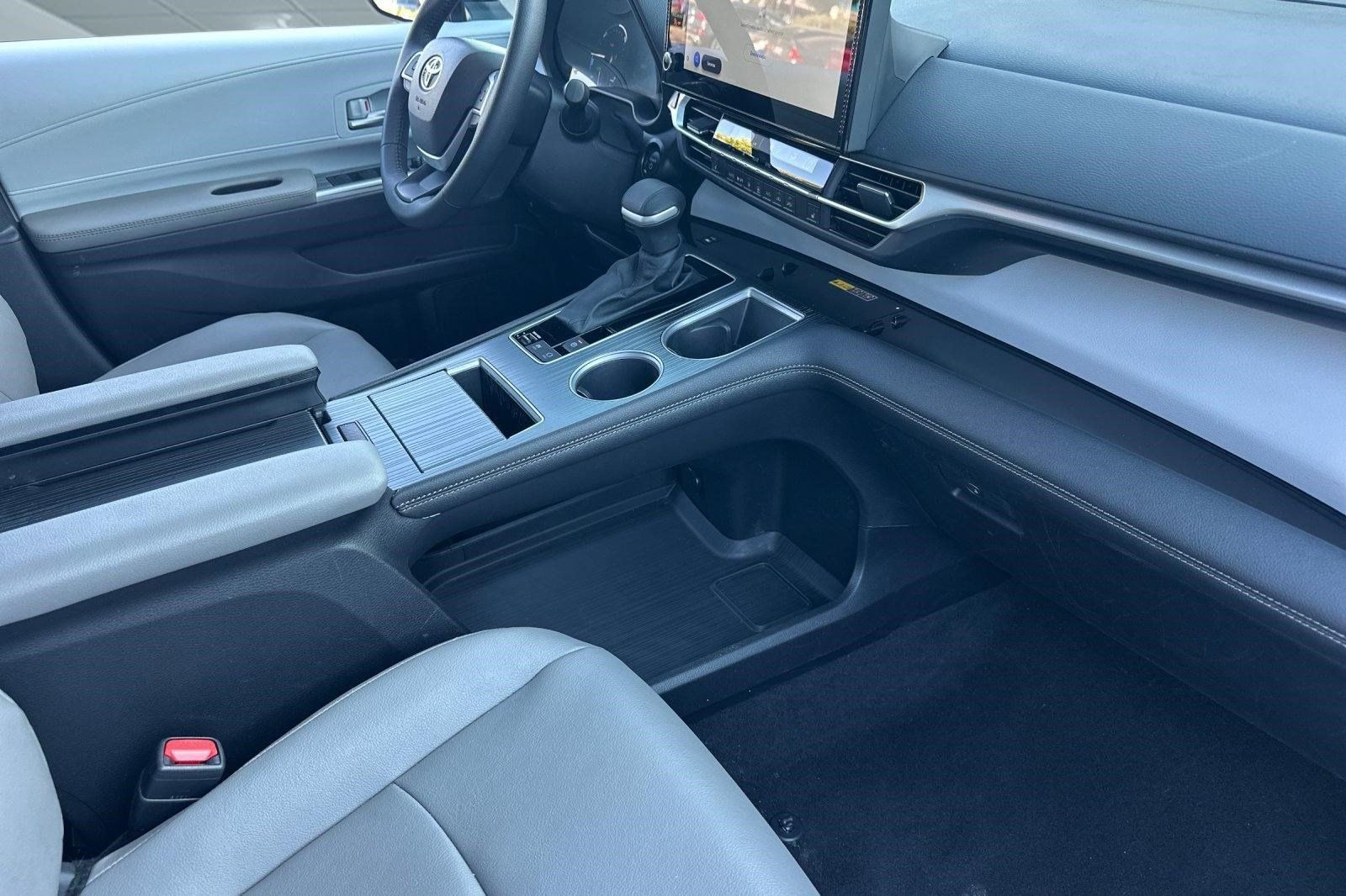 Used 2026 Toyota Sienna XLE FWD image 33