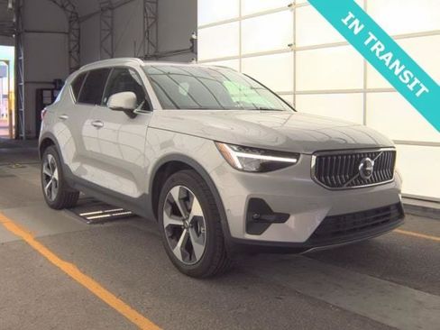 Used 2025 Volvo XC40 B5 Plus AWD/4WD image 1