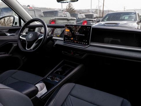 Used 2025 Volkswagen Tiguan SE image 33