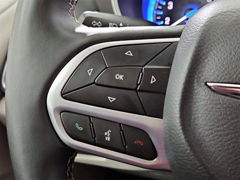 Used 2024 Chrysler Pacifica Touring-L image 23