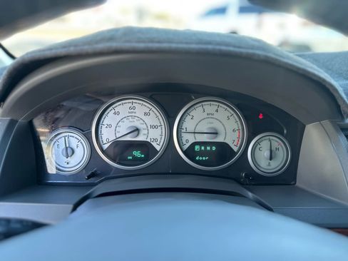 Used 2009 Chrysler Town & Country Touring FWD image 12