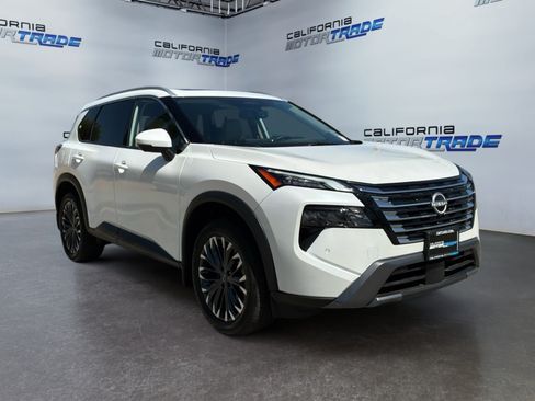 Used 2025 Nissan Rogue SL w/ Tech Package FWD image 3