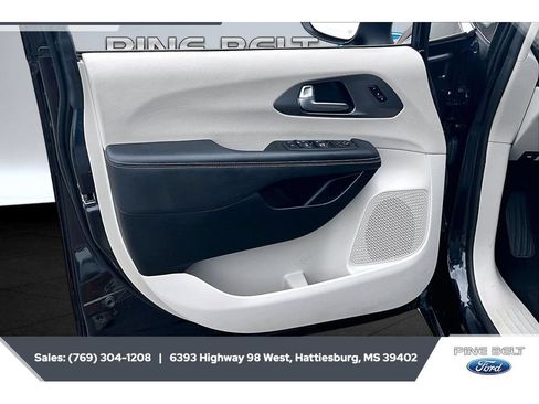 Used 2023 Chrysler Pacifica Touring-L FWD image 17