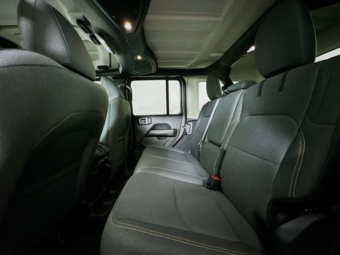 Used 2025 Jeep Wrangler Sahara image 27