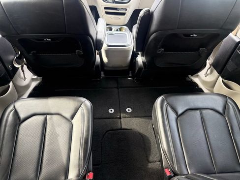 Used 2023 Chrysler Pacifica Touring-L FWD image 46