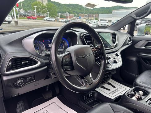 Used 2021 Chrysler Pacifica Touring-L w/ Uconnect Theater Family Group FWD image 10