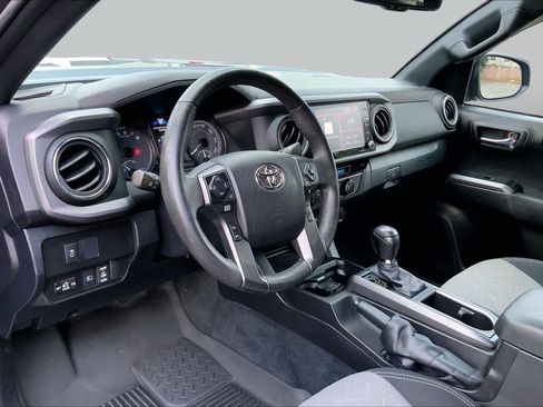 Used 2021 Toyota Tacoma TRD Off-Road w/ Technology Package AWD/4WD image 17
