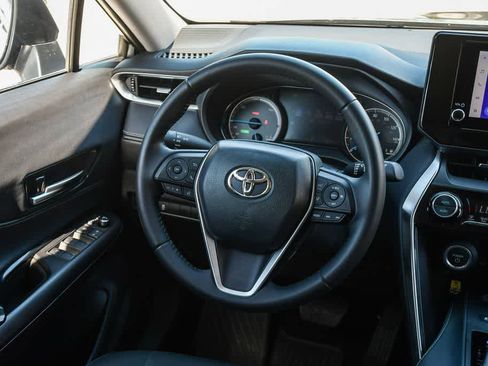 Used 2024 Toyota Venza LE AWD/4WD image 12