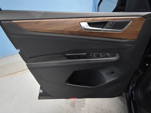 Used 2024 Volkswagen Atlas SE w/ Black Wheel Package image 4