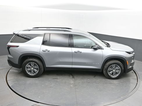 Used 2025 Chevrolet Traverse LT image 35