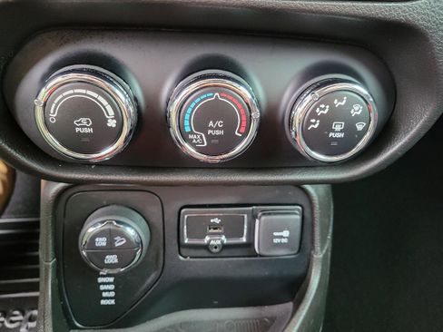 Used 2017 Jeep Renegade Trailhawk image 19