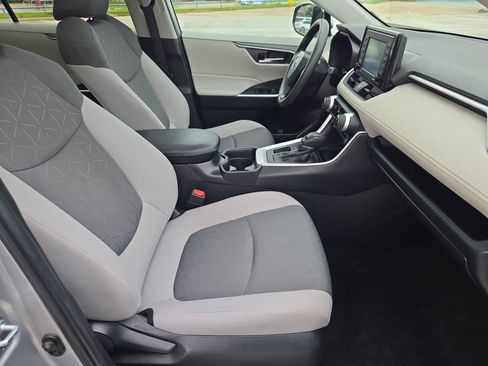 Used 2021 Toyota RAV4 XLE w/ Convenience Package FWD image 31