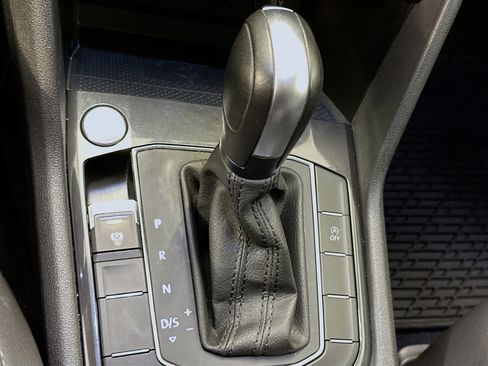 Used 2020 Volkswagen Tiguan SE w/ Panoramic Sunroof Package image 24