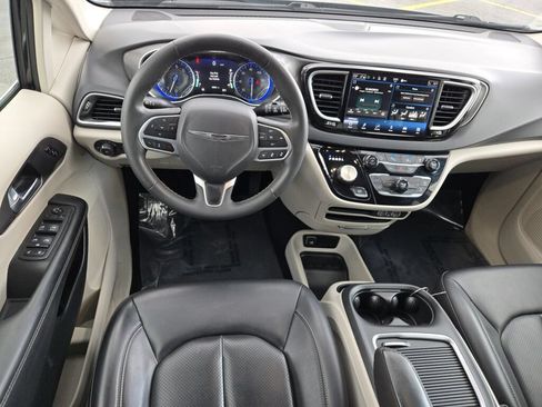 Certified 2024 Chrysler Pacifica Touring-L FWD image 21