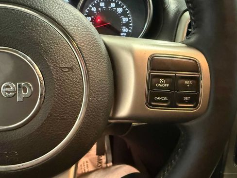 Used 2013 Jeep Grand Cherokee Overland AWD/4WD image 31