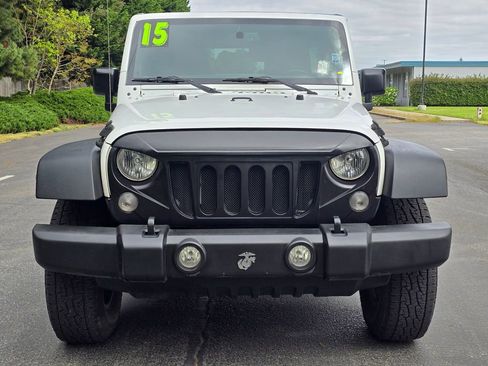 Used 2015 Jeep Wrangler Unlimited Rubicon w/ Connectivity Group AWD/4WD image 9