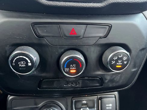 Used 2018 Jeep Renegade Sport w/ Power & Air Group image 19