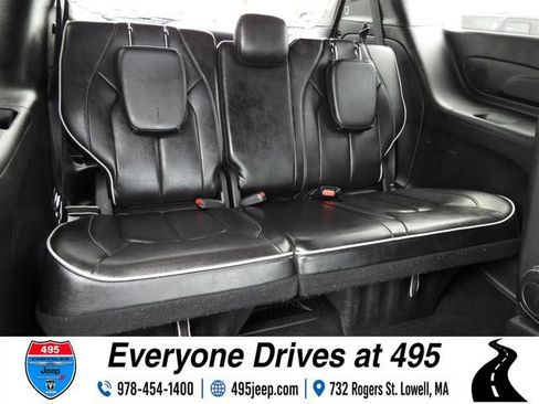 Used 2025 Chrysler Pacifica Limited FWD image 12