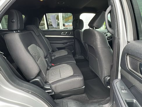 Used 2018 Ford Explorer XLT AWD/4WD image 25