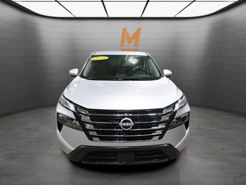 Used 2024 Nissan Rogue SV image 2