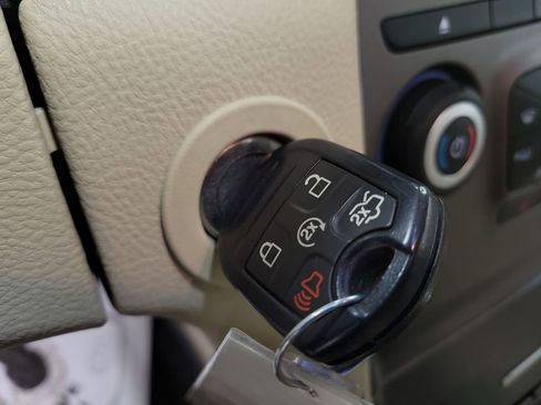 Used 2015 Ford Taurus SEL image 16