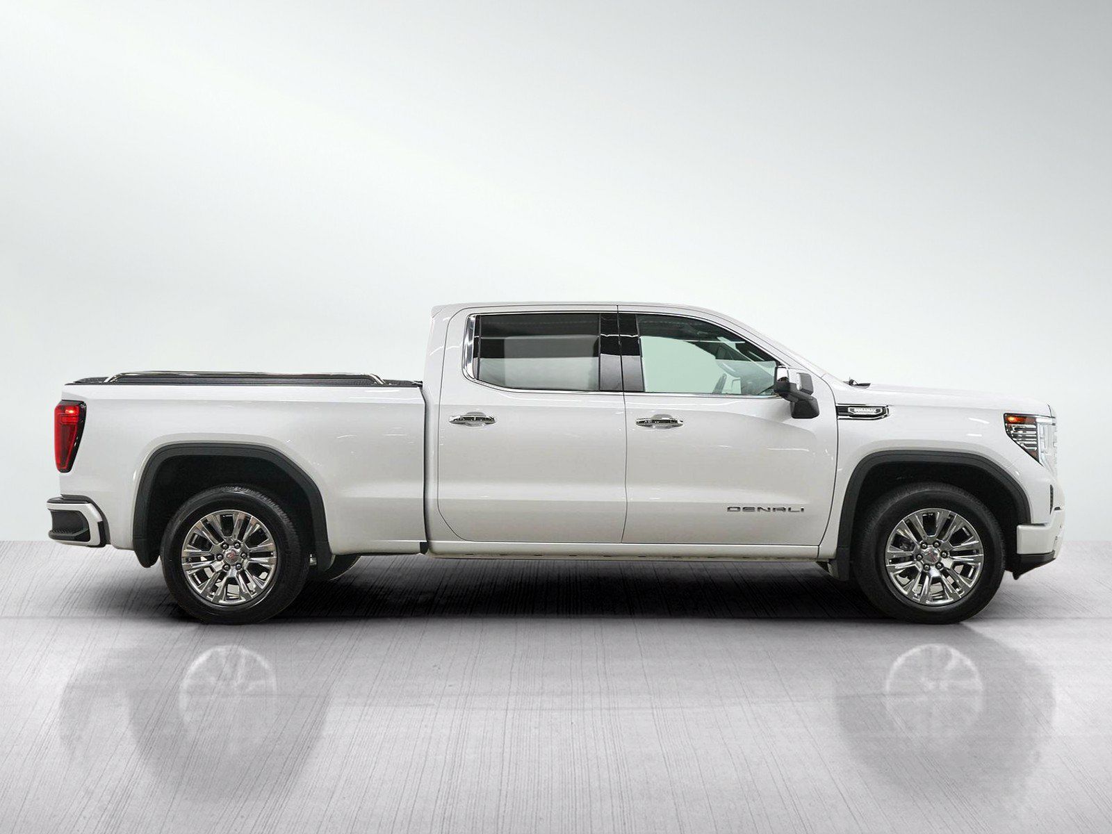Used 2023 GMC Sierra 1500 Denali w/ Technology Package AWD/4WD image 6