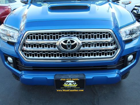 Used 2017 Toyota Tacoma TRD Sport w/ Premium & Technology Package image 9