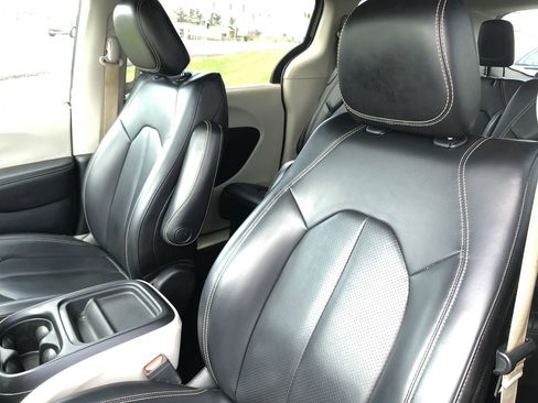 Used 2020 Chrysler Voyager Lxi image 23