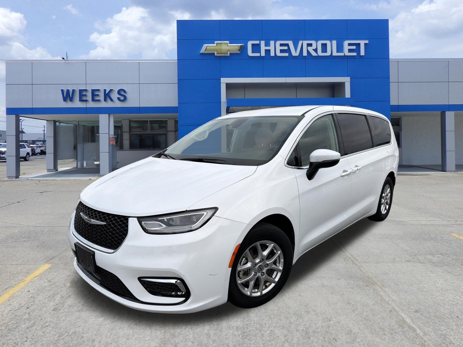 Used 2023 Chrysler Pacifica Touring-L FWD image 1