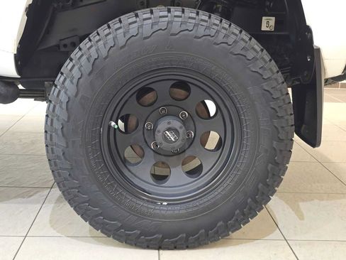 Used 2018 Toyota Tacoma SR5 AWD/4WD image 8