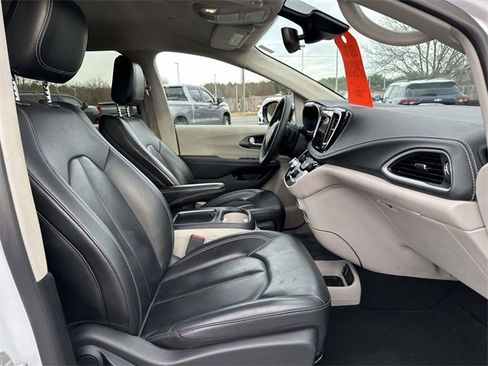 Used 2024 Chrysler Pacifica Select image 10
