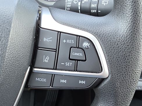 Used 2023 Toyota Highlander L FWD image 20