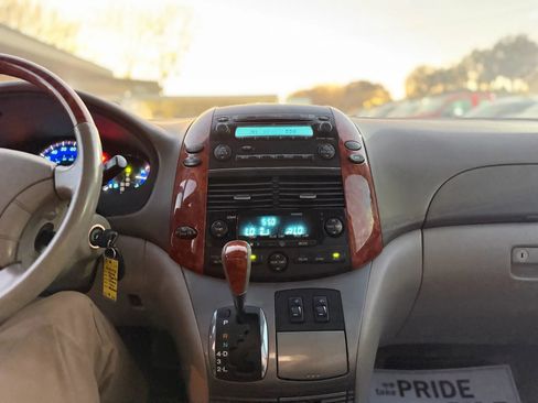 Used 2006 Toyota Sienna XLE image 31
