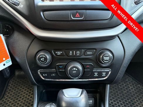 Used 2015 Jeep Cherokee Trailhawk image 18