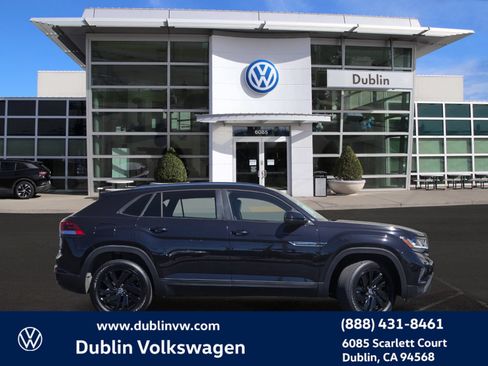 Used 2023 Volkswagen Atlas Cross Sport SE w/ Panoramic Sunroof Package FWD image 3