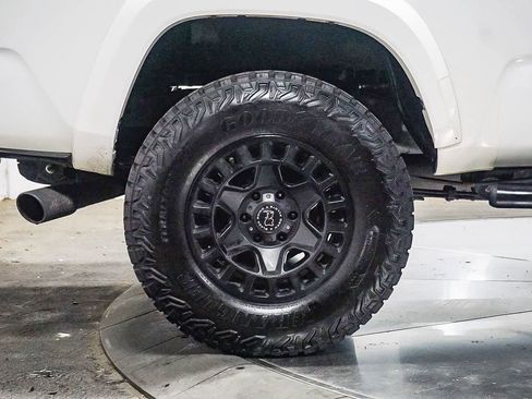 Used 2017 Toyota Tacoma TRD Sport AWD/4WD image 7