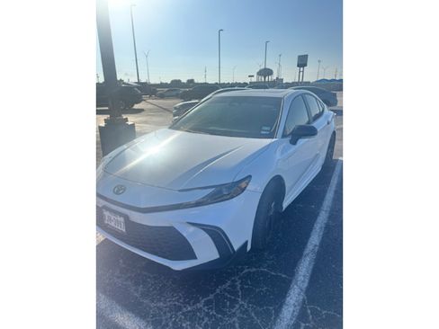 Used 2025 Toyota Camry SE w/ Convenience Package FWD image 1