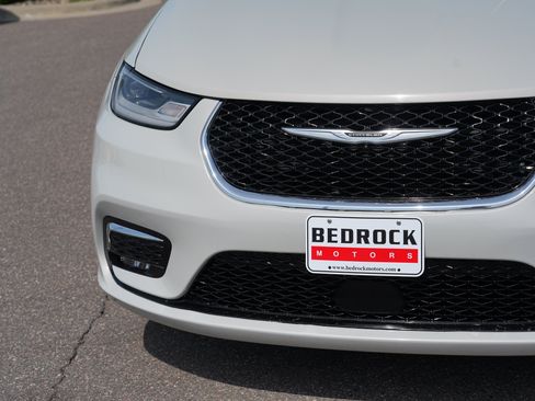 Used 2021 Chrysler Pacifica Limited AWD/4WD image 9