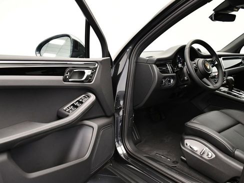 Certified 2025 Porsche Macan Turbo image 39